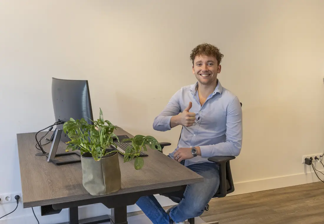 Rick aan zijn bureau in Wolvega